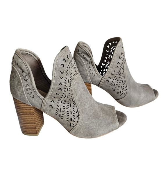 Fergalicious By Fergie Harvey Ankle Bootie Suede Leather Taupe Womens Size 8.5 - Picture 2 of 8